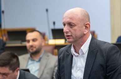 Knežević: Apsurdno je da se u Crnoj Gori više oglašava osuđeni bjegunac nego premijer