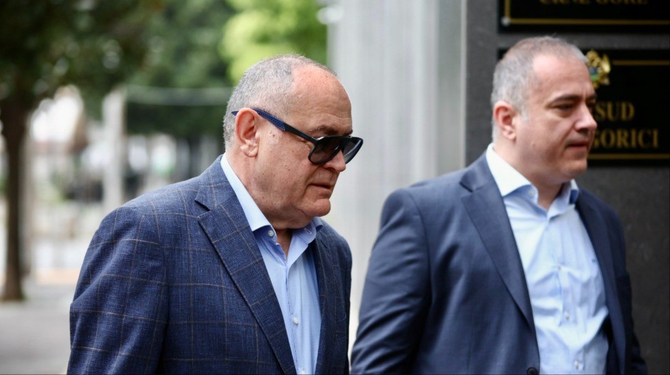 LUKSUZ NA RAČUN DRŽAVE: Simović na sudu branio svoju suprugu prevodioca