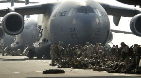 AMERIKA SPREMA KOPNENI UDAR NA IRAN: Desetine aviona i elitne jedinice već na putu ka Bliskom istoku