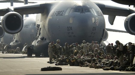 AMERIKA SPREMA KOPNENI UDAR NA IRAN: Desetine aviona i elitne jedinice već na putu ka Bliskom istoku