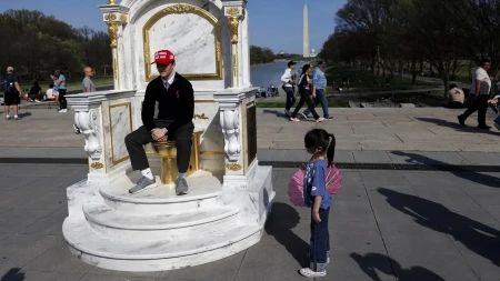 ZLATNI TOALET U SRCU VAŠINGTONA: Umjetnička poruka upućena Donaldu Trampu