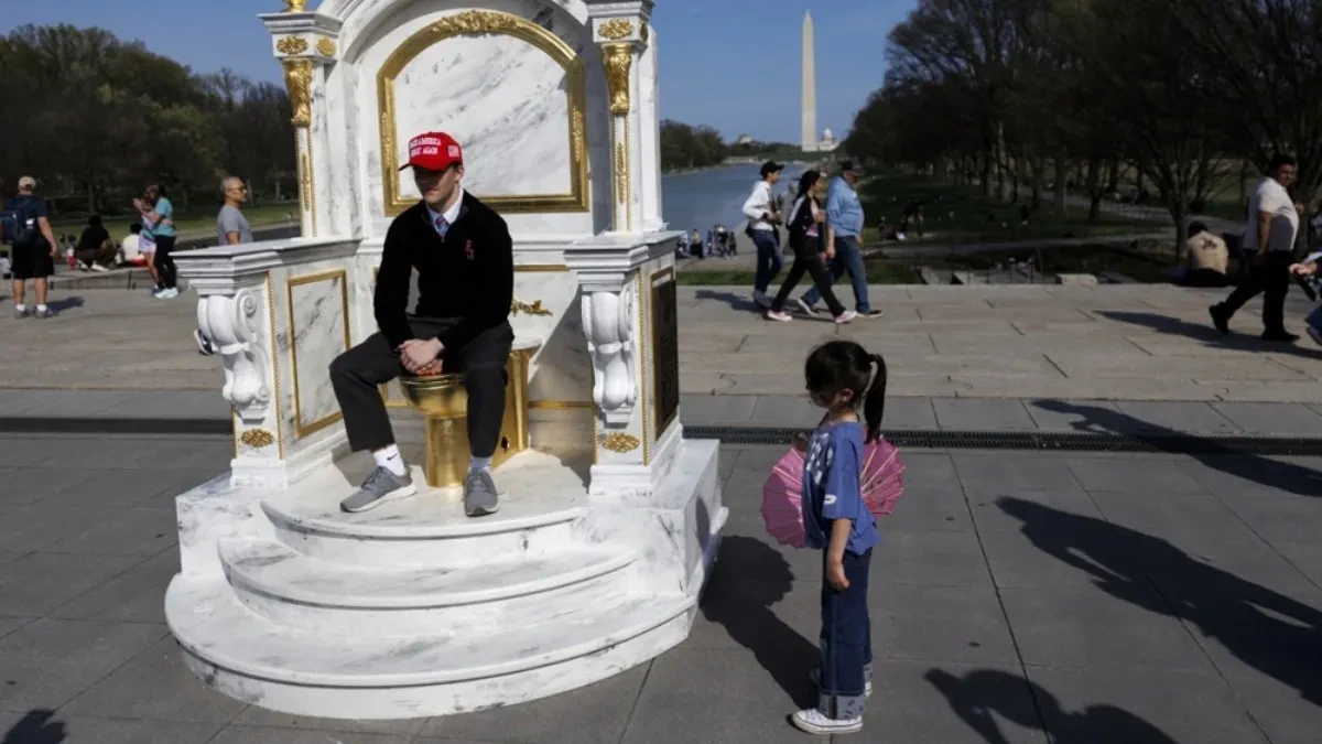 ZLATNI TOALET U SRCU VAŠINGTONA: Umjetnička poruka upućena Donaldu Trampu