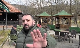 SKANDAL U SRED BIJELA DANA: Bojan Strunjaš u „Milet bašti“ napao novinara Milenka Jelića (video)