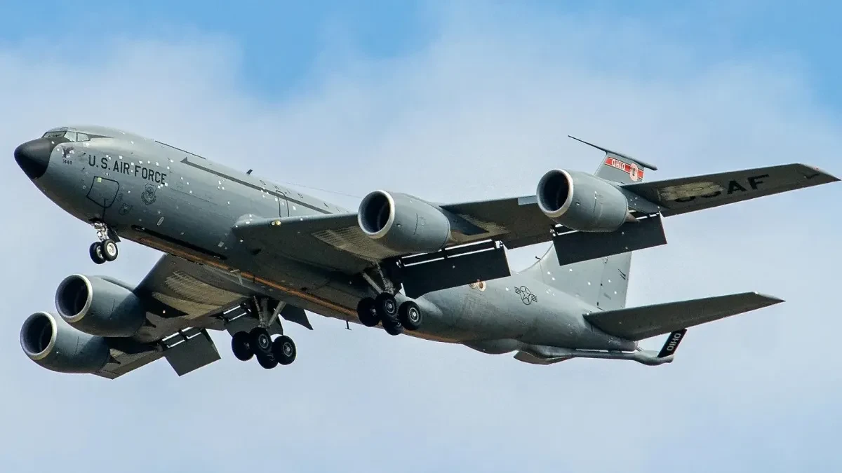 Oštećeni KC-135 sletio u Britaniju: Američki stratotanker stigao sav u zakrpama