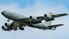 Oštećeni KC-135 sletio u Britaniju: Američki stratotanker stigao sav u zakrpama