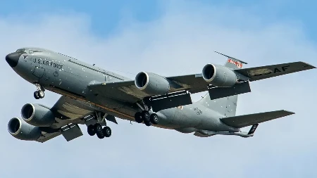 Oštećeni KC-135 sletio u Britaniju: Američki stratotanker stigao sav u zakrpama