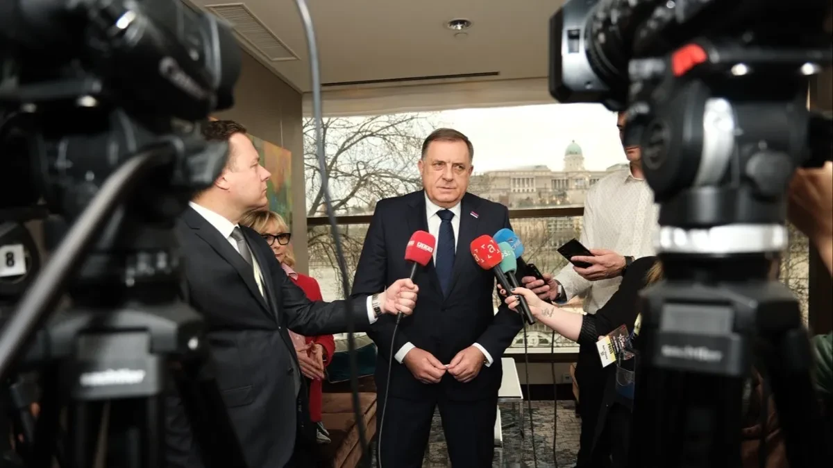 Dodik Konakoviću: „Treba da ustaneš kad izgovaraš Vučićevo ime”