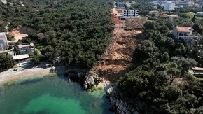 Albanac sa Kosova i Metohije nelegalno grad i uništava netaknutu prirodu na obali mora u Baru