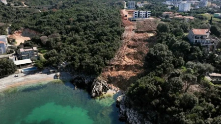 Albanac sa Kosova i Metohije nelegalno grad i uništava netaknutu prirodu na obali mora u Baru