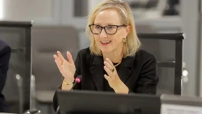 Džuli Dejvis napušta Kijev, Vašington odbacuje navode o neslaganju sa Trampom