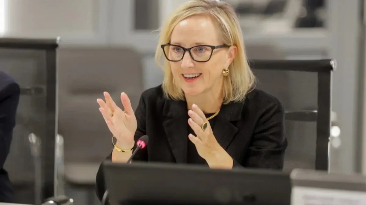 Džuli Dejvis napušta Kijev, Vašington odbacuje navode o neslaganju sa Trampom