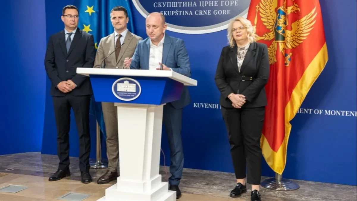 Trobojka u Skupštini: DNP traži status narodne zastave