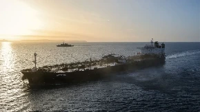 Britanski komandosi na ruskom tankeru, politička kriza u Dauning stritu