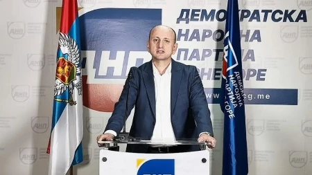 Knežević: Mujović je došao iz DPS-a, a danas ga brane kadrovi bivše vlasti