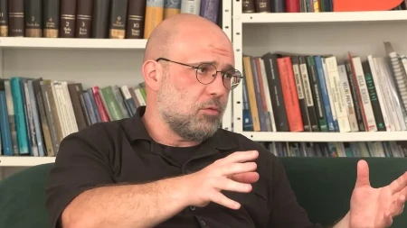 Milićević napao SPC i zatražio spomenik srebreničkim žrtvama u Beogradu