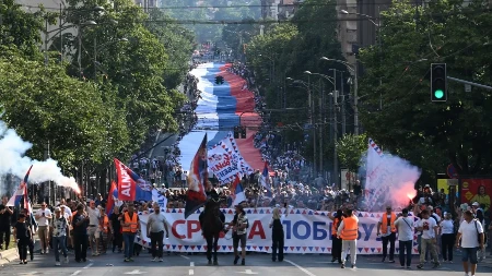 Građani iz cijele Srbije ispred Skupštine, razvijena trobojka duga više od 500 metara