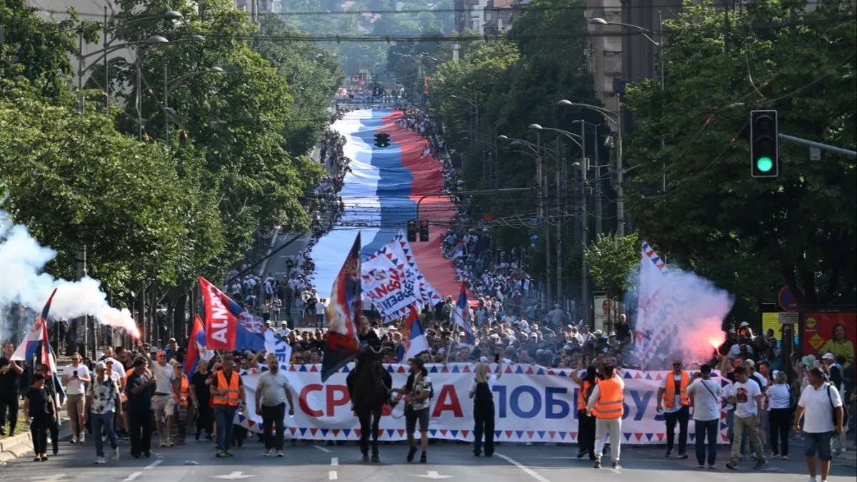 Građani iz cijele Srbije ispred Skupštine, razvijena trobojka duga više od 500 metara