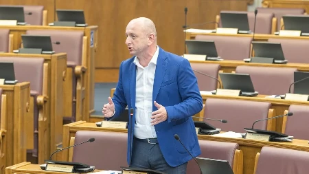 Knežević: Hrvatska ispostavlja uslove, a Crna Gora se bavi transparentom „Srbija pobjeđuje”