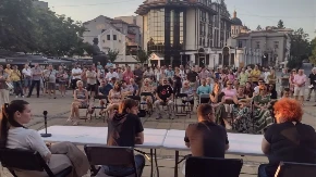 Studentska tribina bez studenata: Na Đačkom trgu u Kragujevcu jedva stotinak ljudi