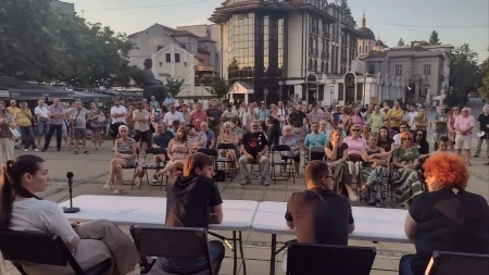 Studentska tribina bez studenata: Na Đačkom trgu u Kragujevcu jedva stotinak ljudi