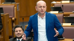 Pejović napao Kneževića zbog trobojke a dobio odgovor o tajnom sastanku