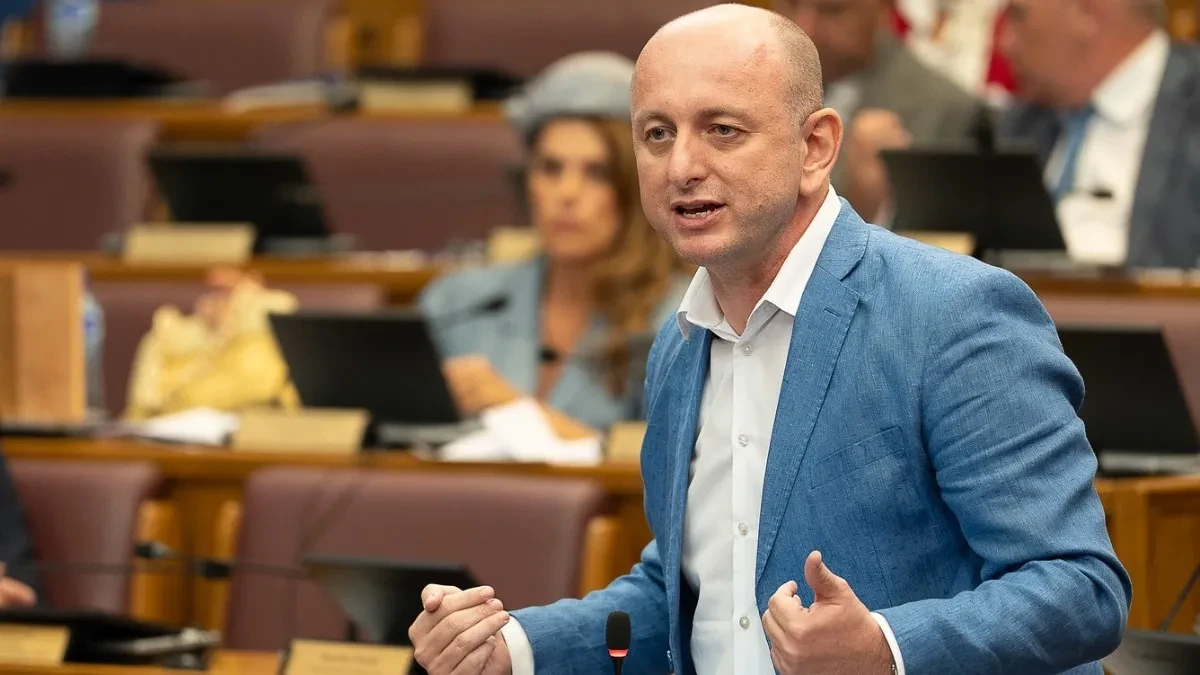 Prijetnja da će Milan Knežević biti pretučen do smrti kvalifikovana kao uvreda