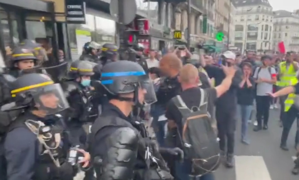 RATNO STANJE U FRANCUSKOJ Građani protestuju zbog kovid pasoša, policija baca suzavac na njih (VIDEO)
