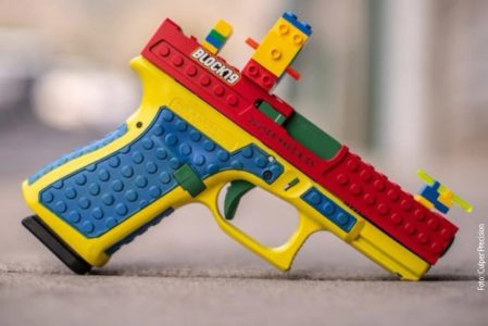 HTJELI DA POKAŽU DA JE ORUŽIJE ZA SVAKOGA Kompanija “Lego“ odmah podnijela zahtjev za prekid proizvodnje pištolja