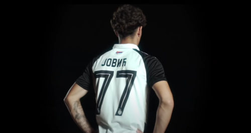 PRELIJEPOM PRIČOM PREDSTAVILI NOVE DRESOVE Talentovani fudbaler pokazao kako će izgledati nova oprema Partizana (VIDEO)