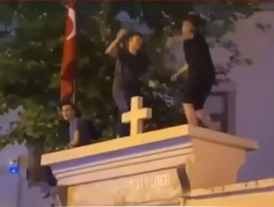OSKRVNAVLJENA CRKVA U ISTANBULU Erdogan se odmah oglasio i poručio sledeće! (VIDEO)