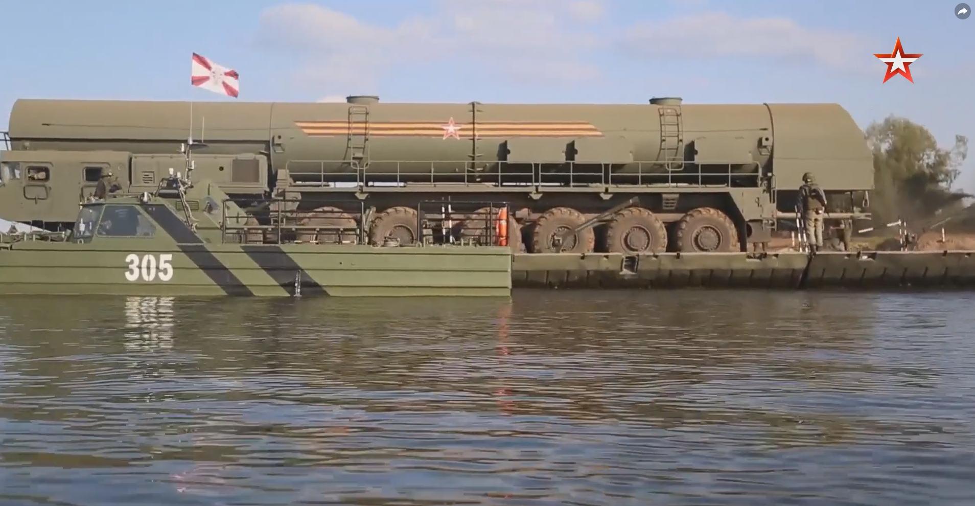 PRVI PUT NA SVIJETU: Ruski raketni sistem prebačen preko rijeke (FOTO)