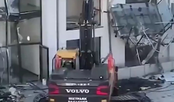 NAPLATA RAČUNA BAGEROM Graditelj bez kontrole rušio balkone, ljudi posmatrali u nevjerici! (VIDEO)