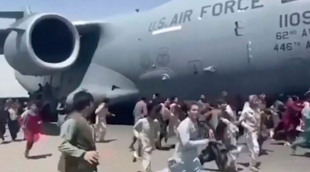 UŽAS: Ostaci tijela pronađeni na američkom avionu koji su opkolili očajni Avganistanci (VIDEO)