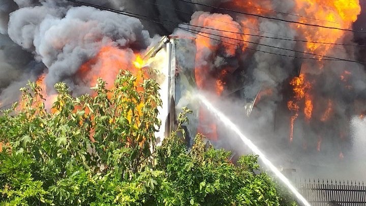 STRAŠNI DETALJI POŽARA KOD UŽICA: Vatrogasci se jedva probili do kuće u plamenu, muškarcu nije bilo spasa