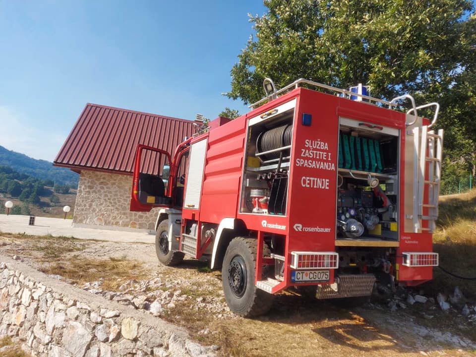 VATRA SE PRIBLIŽAMA KUĆAMA! Vatrogascima sa Cetinja pomažu kolege iz Kotora i Budve