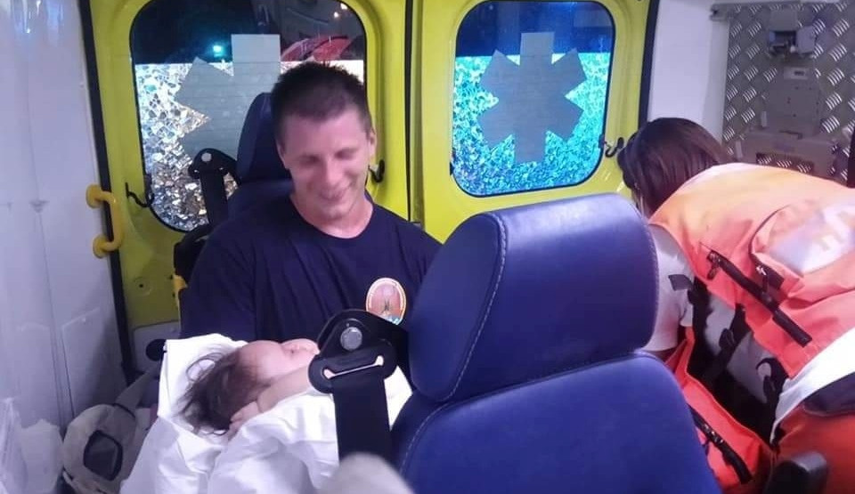 FOTOGRAFIJA VATROGASCA ODUŠEVILA DRUŠTVENE MREŽE: Na rukama do bolnice držao šestomjesečnu bebu