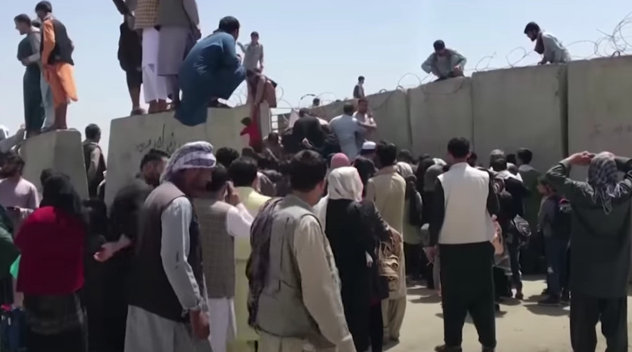 DRAMATIČNA SITUACIJA ISPRED KAPIJA Oko 5.000 ljudi na kabulskom aerodromu čeka evakuaciju