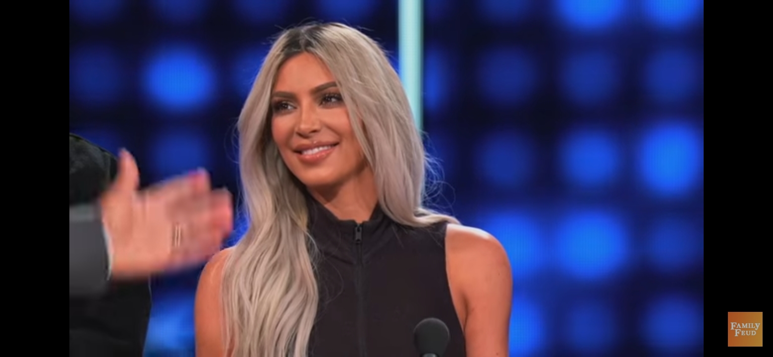 CRNO I PRIPIJENO UZ TIJELO: Kim Kardashian neprepoznatljiva na promociji albuma