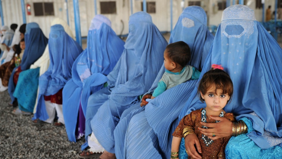 TALIBANI UVODE NOVA PRAVILA: Žene ponovo diskrimisane? Na put mogu samo sa muškarcem