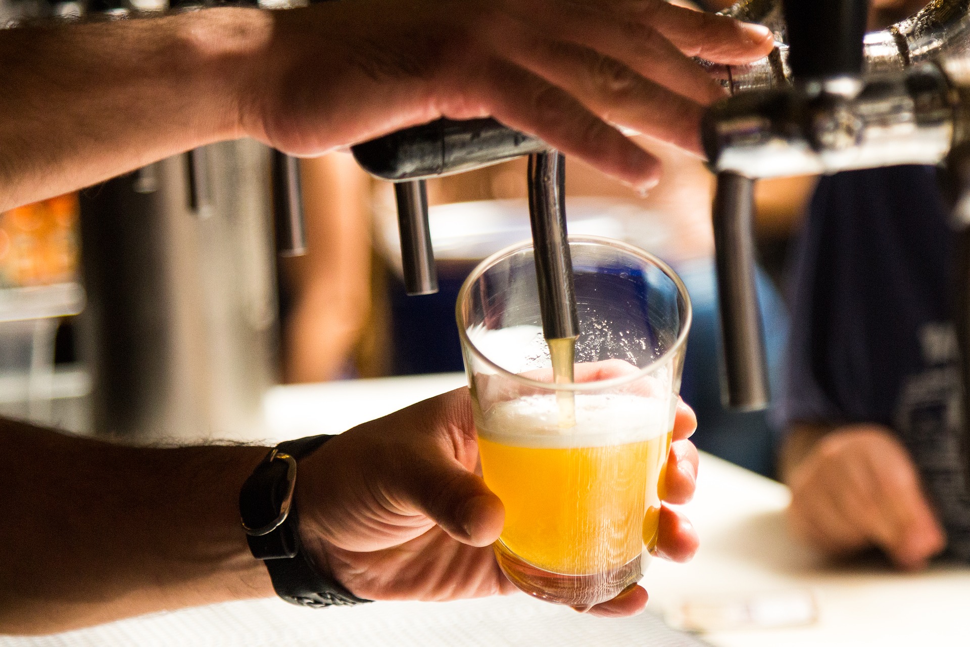 LUDILO U AMSTERDAMU Navijači Ajaksa popili REKORDAN broj čaša piva