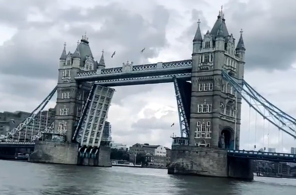 HAOS U VELIKOJ BRITANIJI: Zaglavio se londonski Tower Bridge, kolone i zastoji po nekoliko kilometara (VIDEO/FOTO)