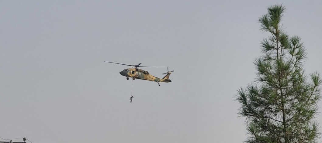 UZNEMIRUJUĆI SNIMAK IZ KABULA Talibani lete američkim helikopterom o koji su objesili čovjeka?
