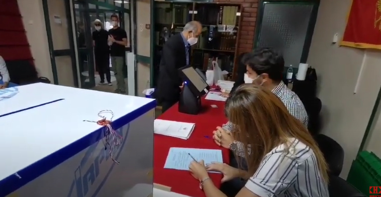 GLASANJE I U CRNOJ GORI Državljani Srbije obavljaju građansku dužnost na pet biračkih mesta