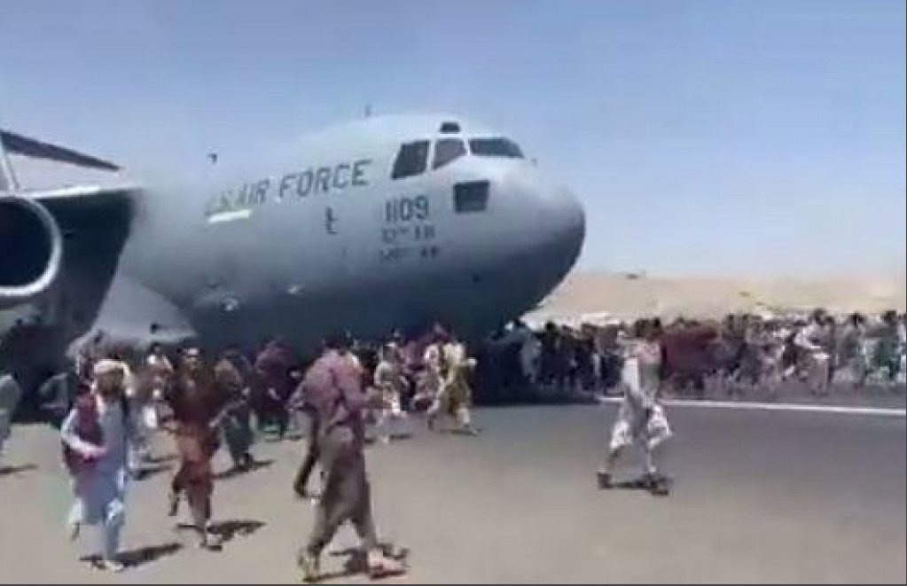 STRAVIČNE SCENE U KABULU Avganistanci bježe glavom bez obzira, na aerodromu stradalo sedam ljudi!