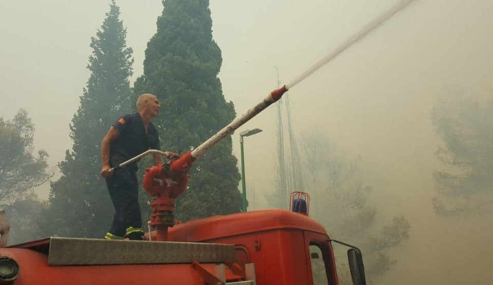 SLUŽBA ZAŠTITE  Izgorjela dva vozila u požaru na Karabuškom polju