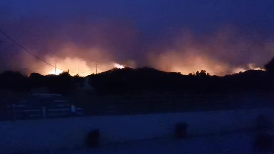 GORI RODOS! Zbog požara grčko ostrvo ostalo bez struje (VIDEO)