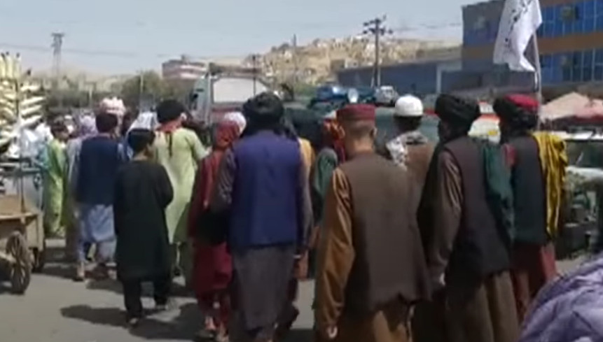 ISPLIVAO UZNEMIRUJUĆI SNIMAK Talibani vrijeđali muzičare, polomili im i zapalili instrumente (VIDEO)