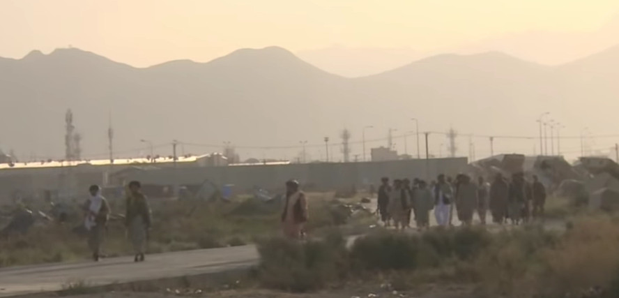 SLAVLJE TALIBANA Paraju svijetleći meci, posljednji američki avion napustio Avganistan (VIDEO)