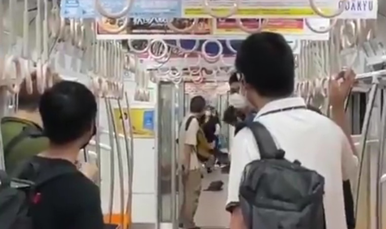 JEZIVE SCENE U TOKIJU U napadu nožem ranjeno deset osoba (VIDEO)