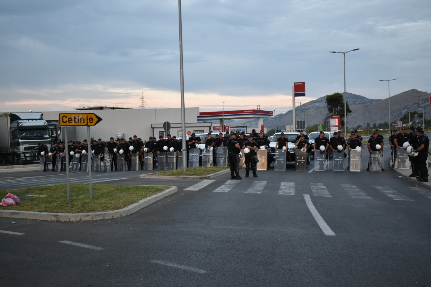 U TOKU NEVJEROVATAN KOKTEL: Krivokapić pozvao 62 pripadnika policije da im se zahvali zbog Cetinja